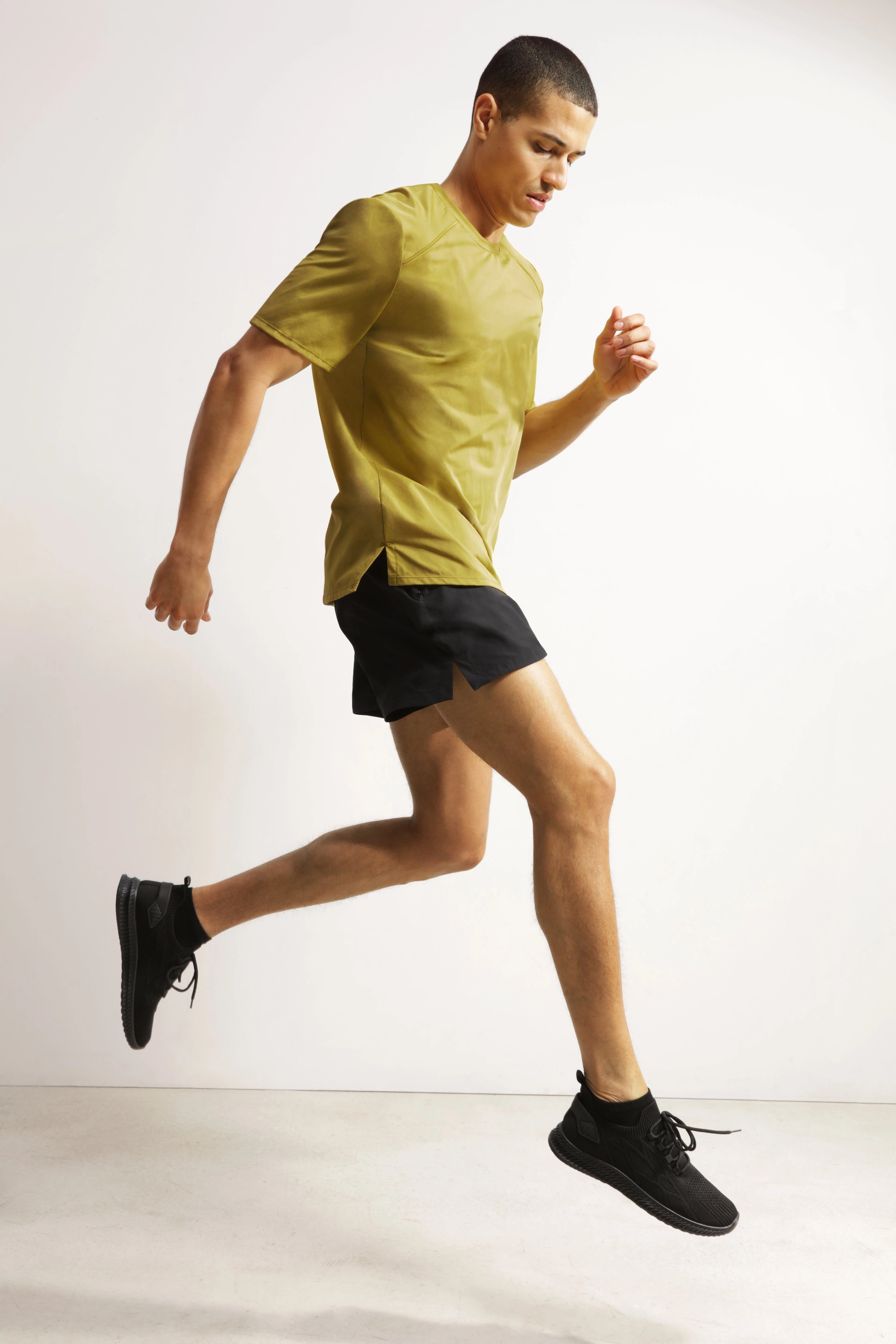Short de sport homme en matière aérée Noir Dim Move