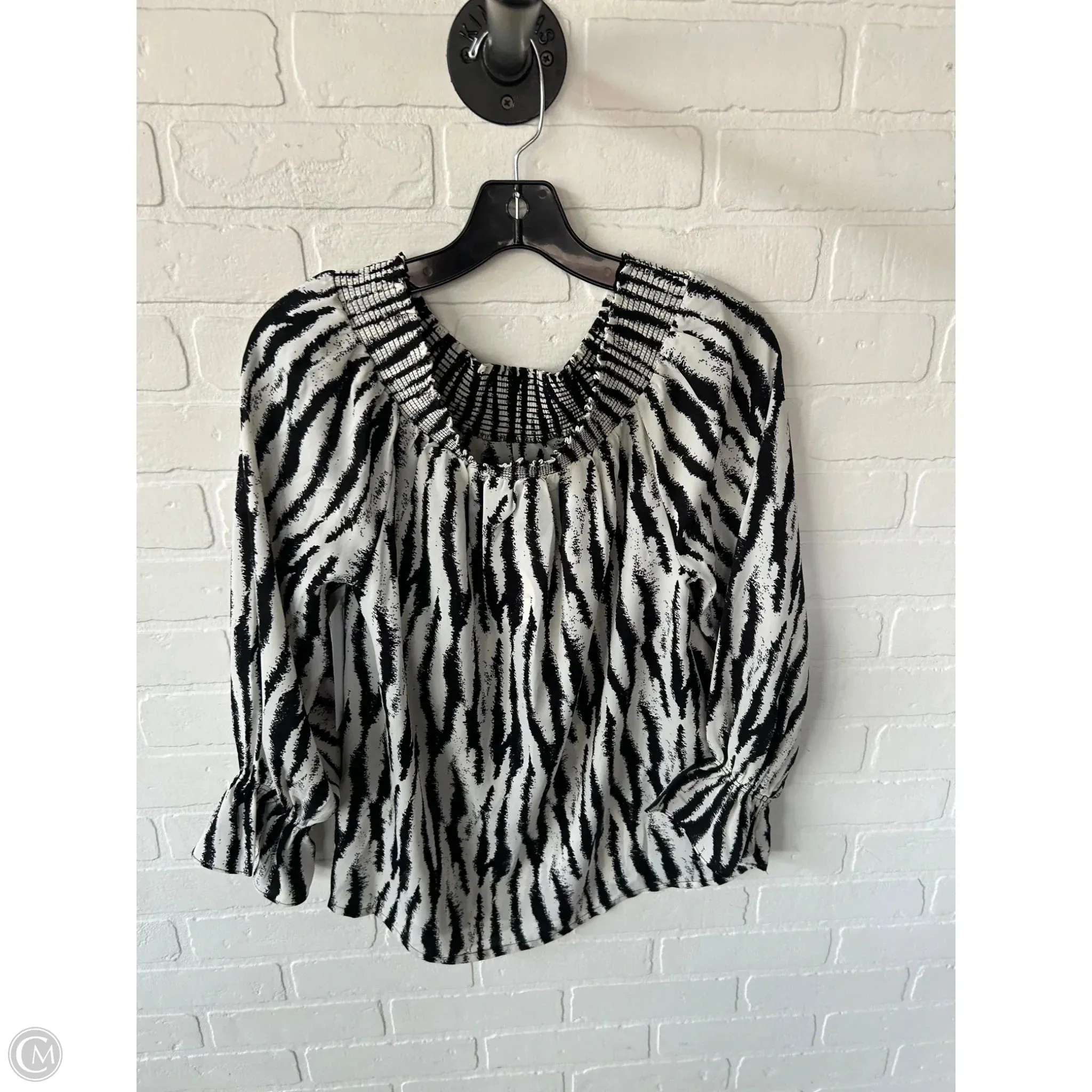 Top Long Sleeve By Clothes Mentor In Black & White, Size: M